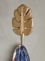 Haczyk ścienny Regitze Hook Monstera Leaf , kolor mosiądz Blomingville mantecodesign.jpg