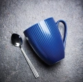 zastawa stołowa mantecodesign_groovy blue _88310_environment_2018.jpg